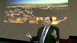 Chuck Shank presenting his “Vision 2010” plan during his annual address to employees at Berkeley Lab.